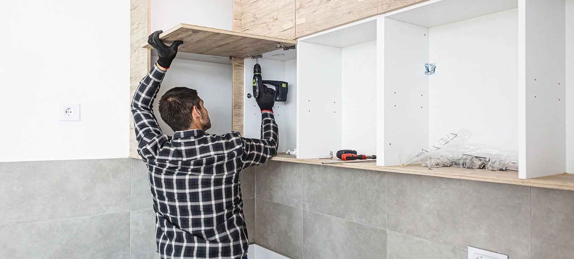 De la pose de cloisons à l'installation de vos cuisines et dressings, je transforme vos espaces avec précision et savoir-faire.